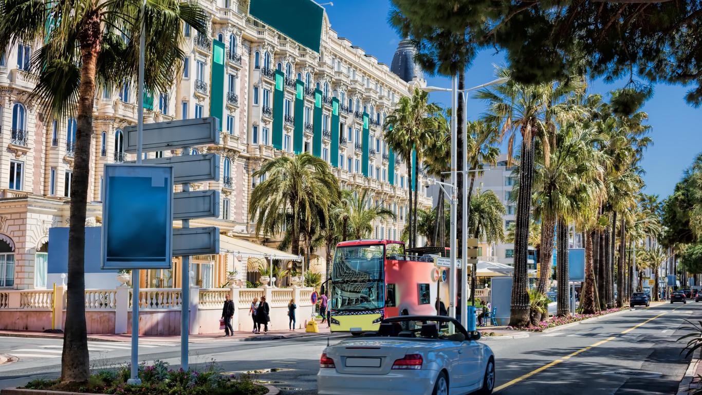 Car hire in Centre Ville (Cannes)