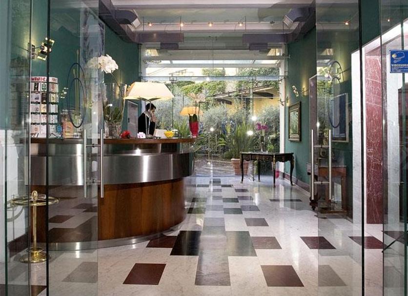 Hotel entrance Photo