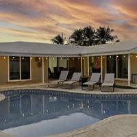 New! Tropical Escape in Pompano with private heated Pool, Spa, and Covered Pergola