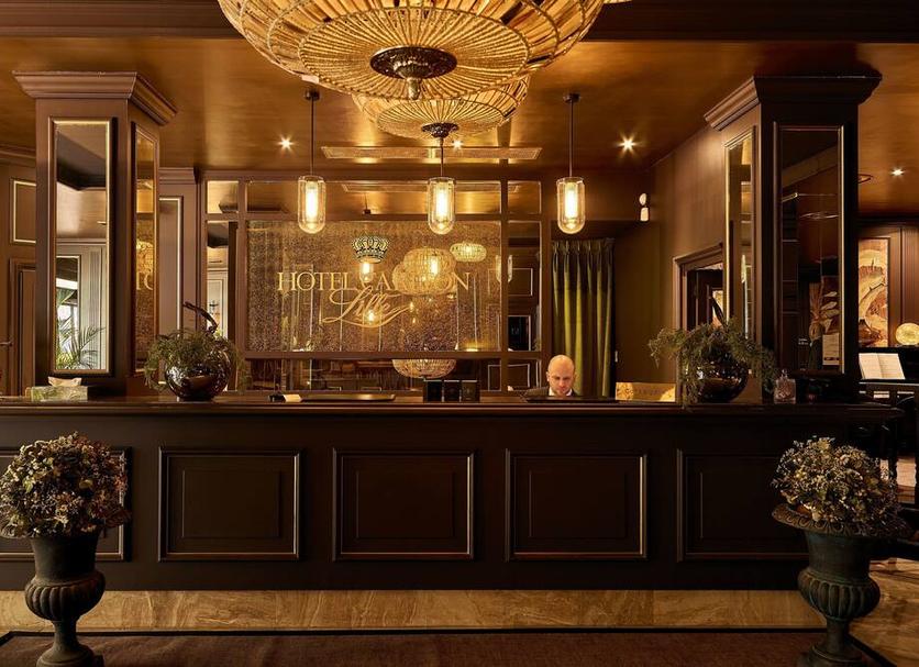 Hotel entrance Photo