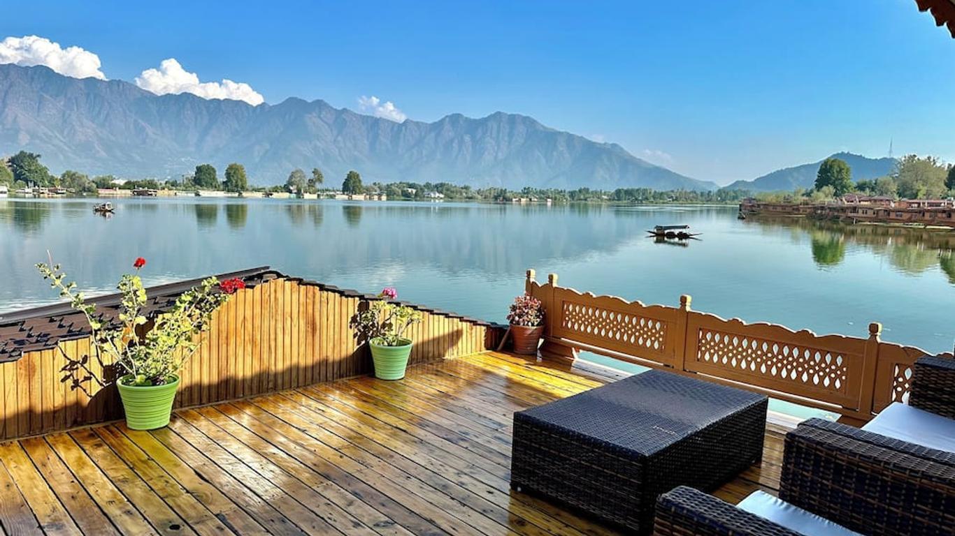 New Jacquline Heritage Houseboats