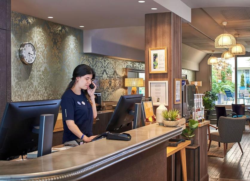 Front desk Photo