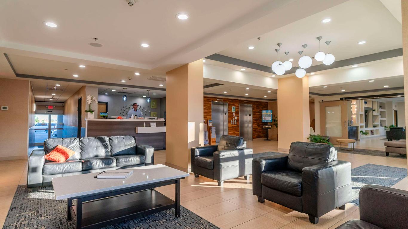 Gateway Hotel & Suites, Ascend Hotel Collection