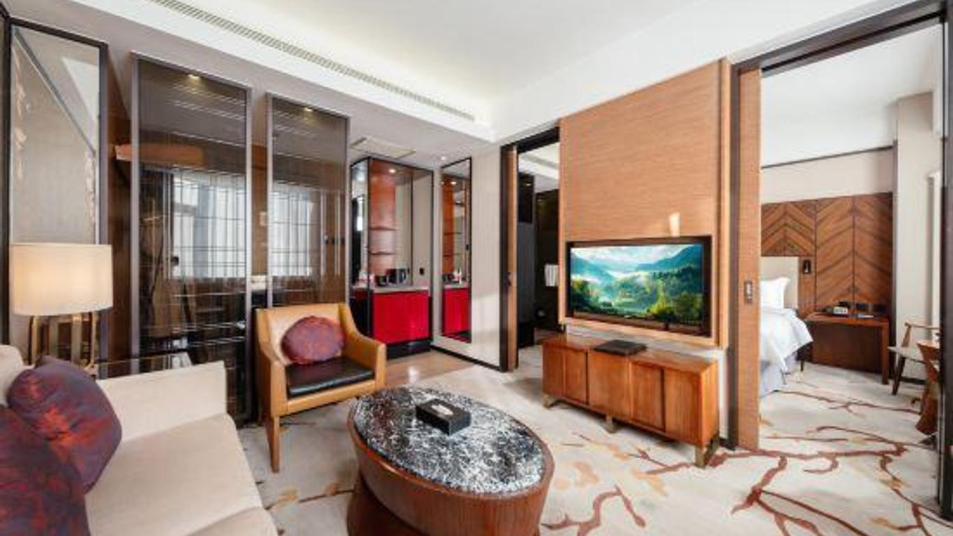 Jing Ling Tua Tian Holiday Hotel