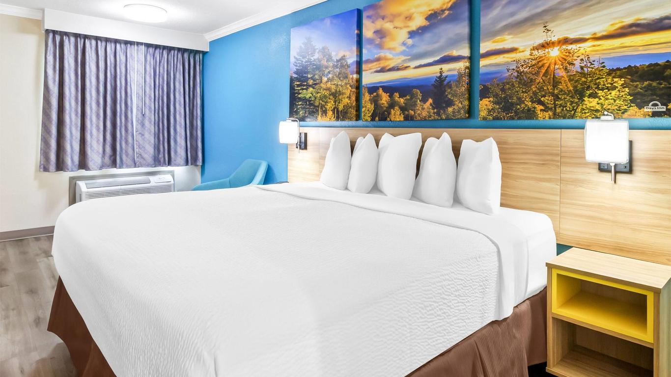 Days Inn by Wyndham Houston East