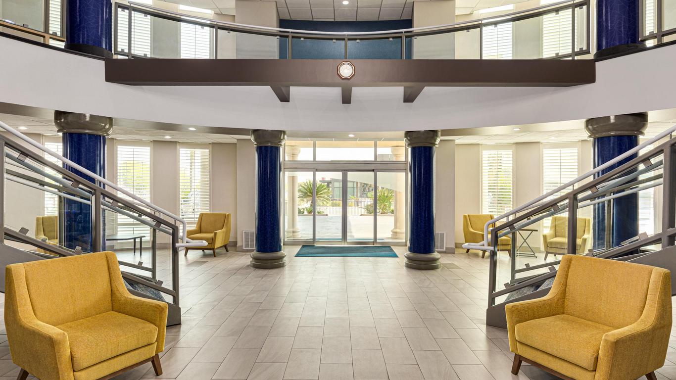 Holiday Inn Express & Suites Bakersfield Central