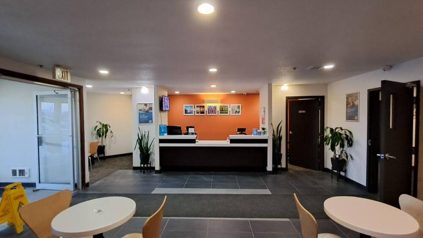 Motel 6 Regina SK