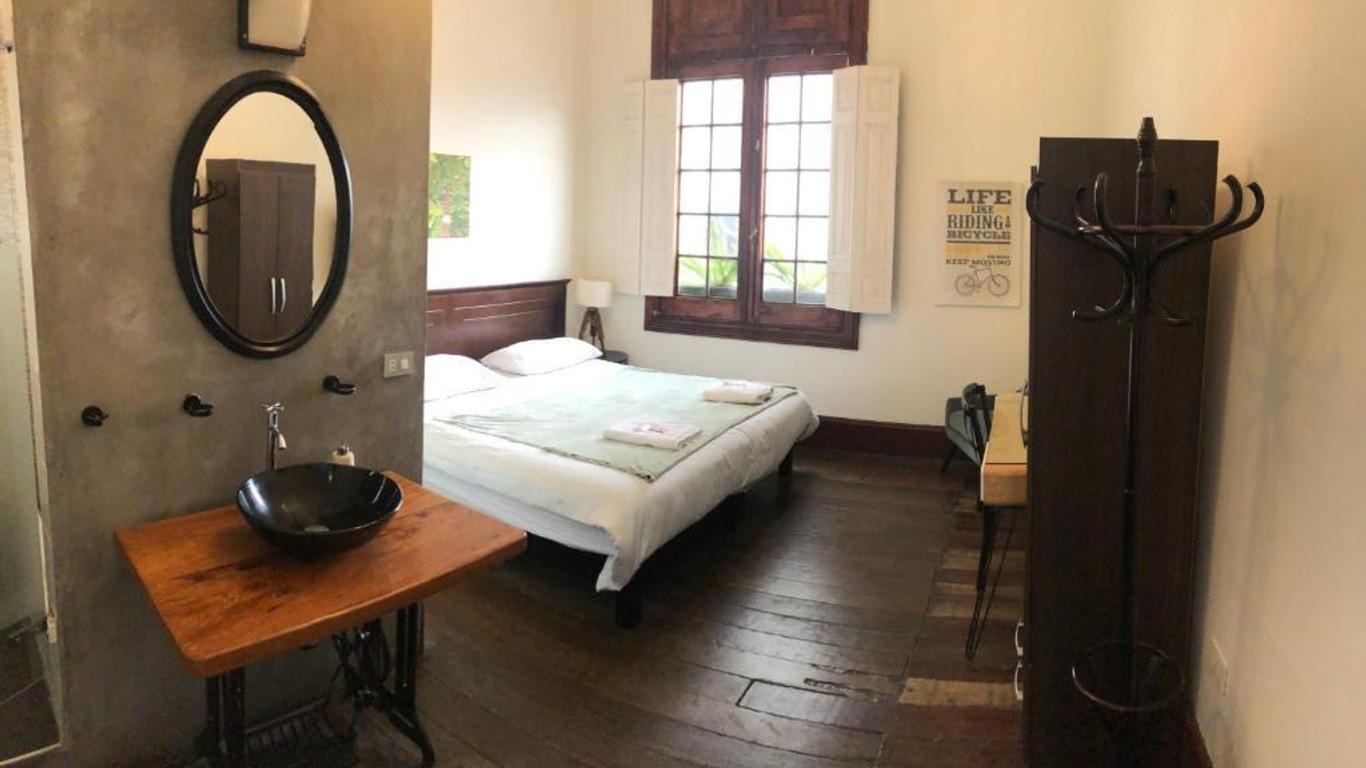1900 Hostel