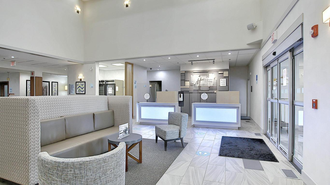 Holiday Inn Express Airport Calgary, An IHG Hotel