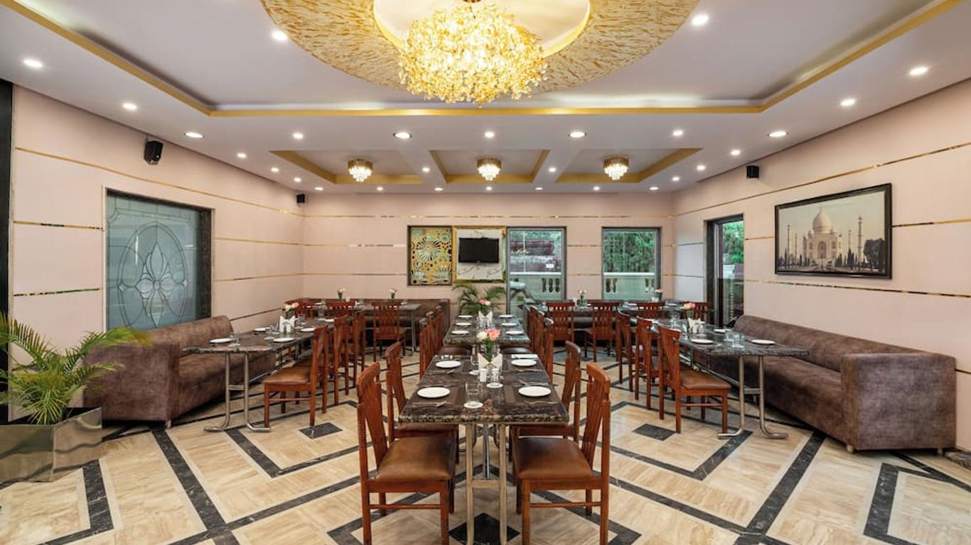 Foxoso Taj View Hotel