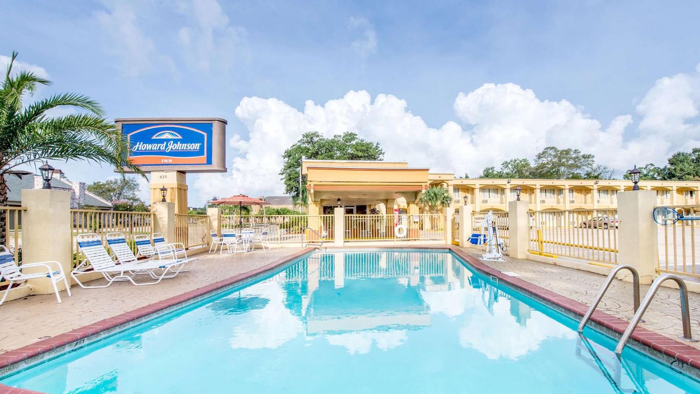Howard Johnson by Wyndham Historic Lake Charles