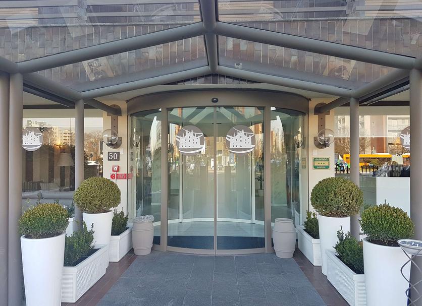 Hotel entrance Photo