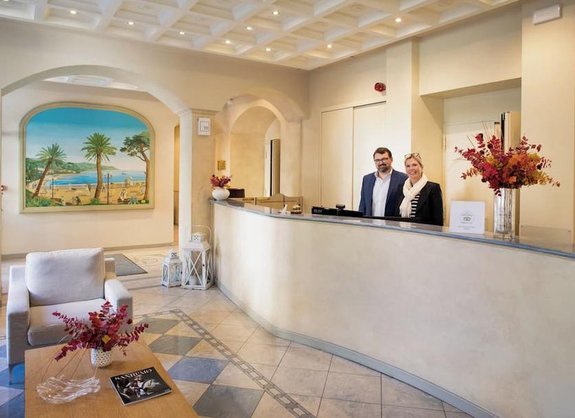 Front desk Photo