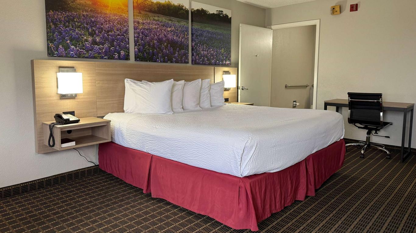 Days Inn by Wyndham Morgan's Wonderland / IH-35 N