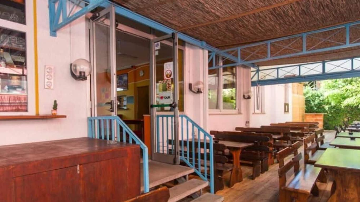 Sunflower Beach Backpacker Hostel