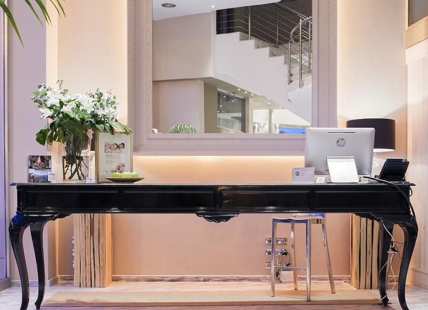 Front desk Photo