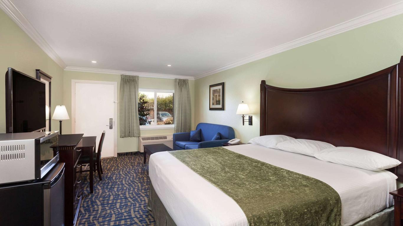 Travelodge by Wyndham Orange County Airport/ Costa Mesa