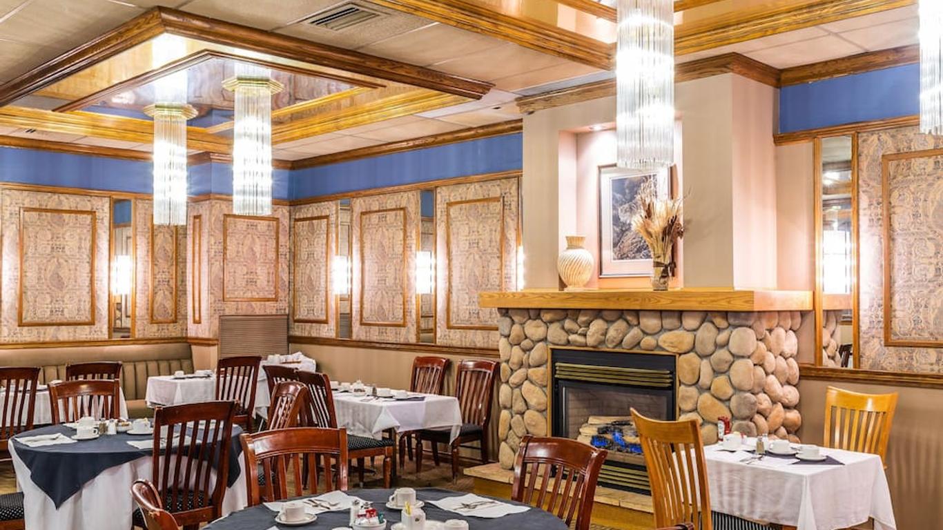 Ramada by Wyndham Thunder Bay Airlane Hotel