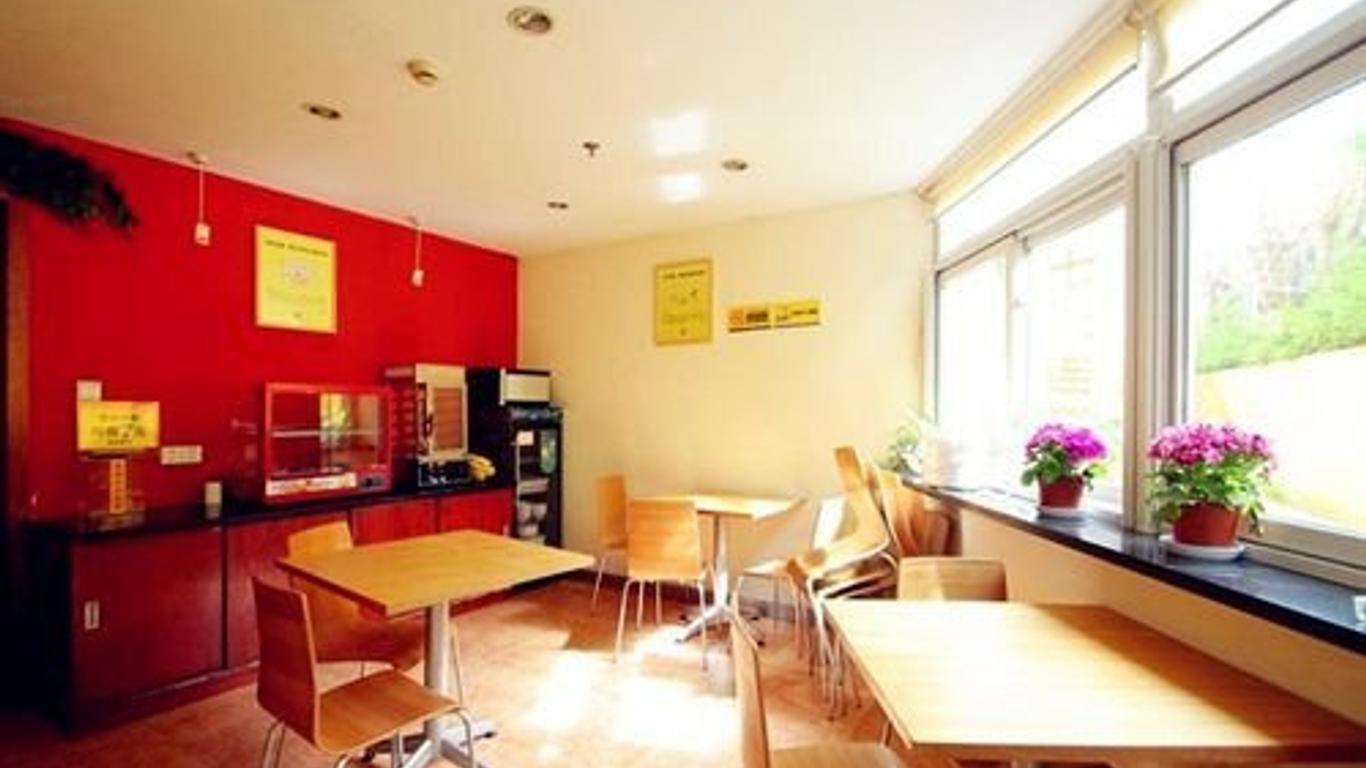7 Days Inn Stadium(Originally was 7 Days Inn Longhua)