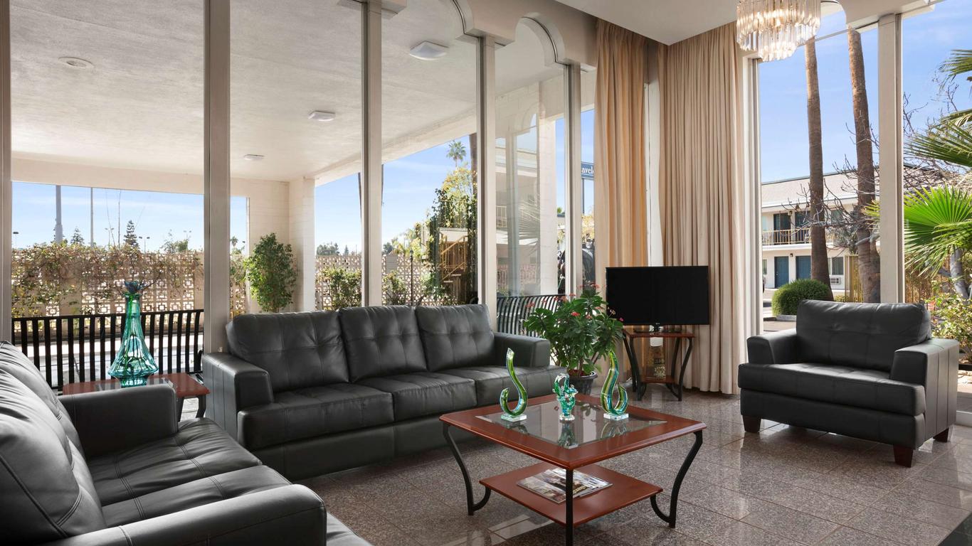 Travelodge by Wyndham Bakersfield