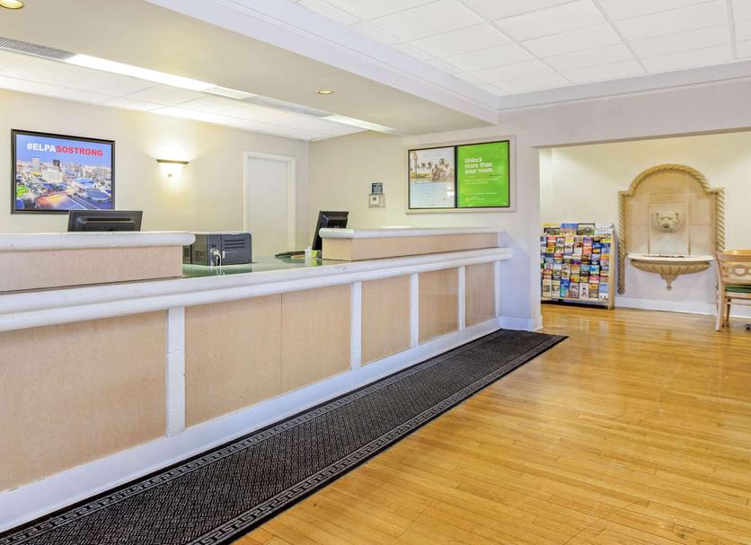 Front desk Photo
