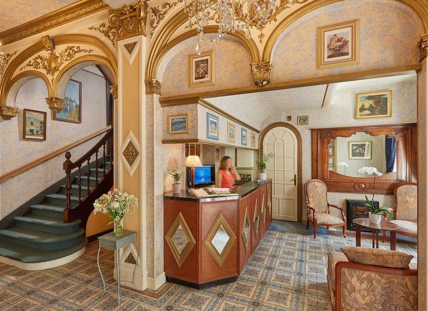 Front desk Photo