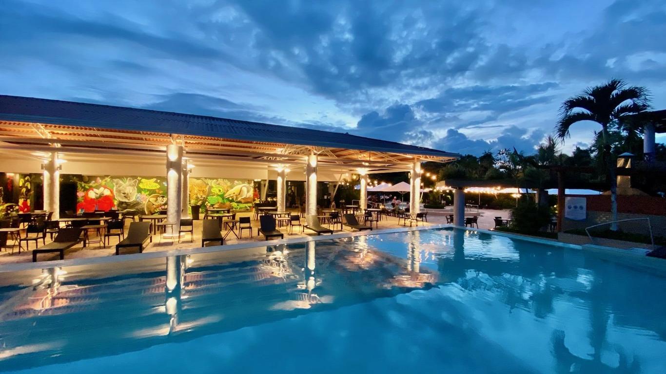 Summit Rainforest & Golf Resort