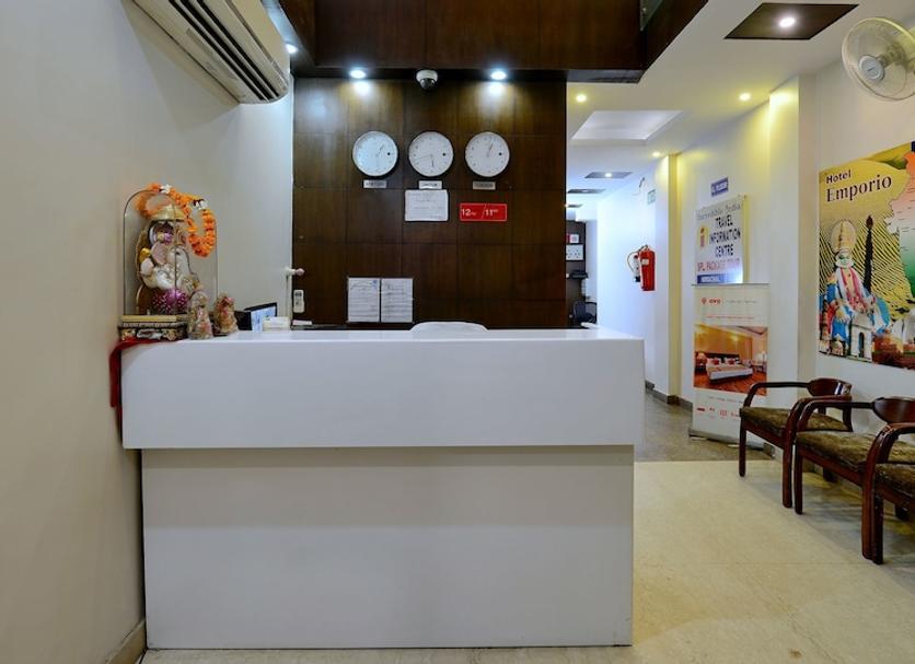 Front desk Photo