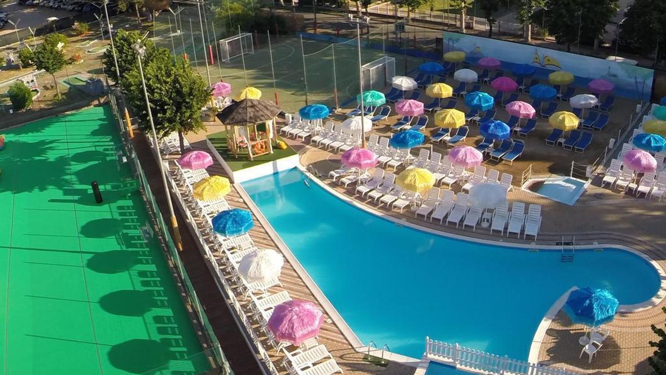 Color Metropolitan Family Hotel