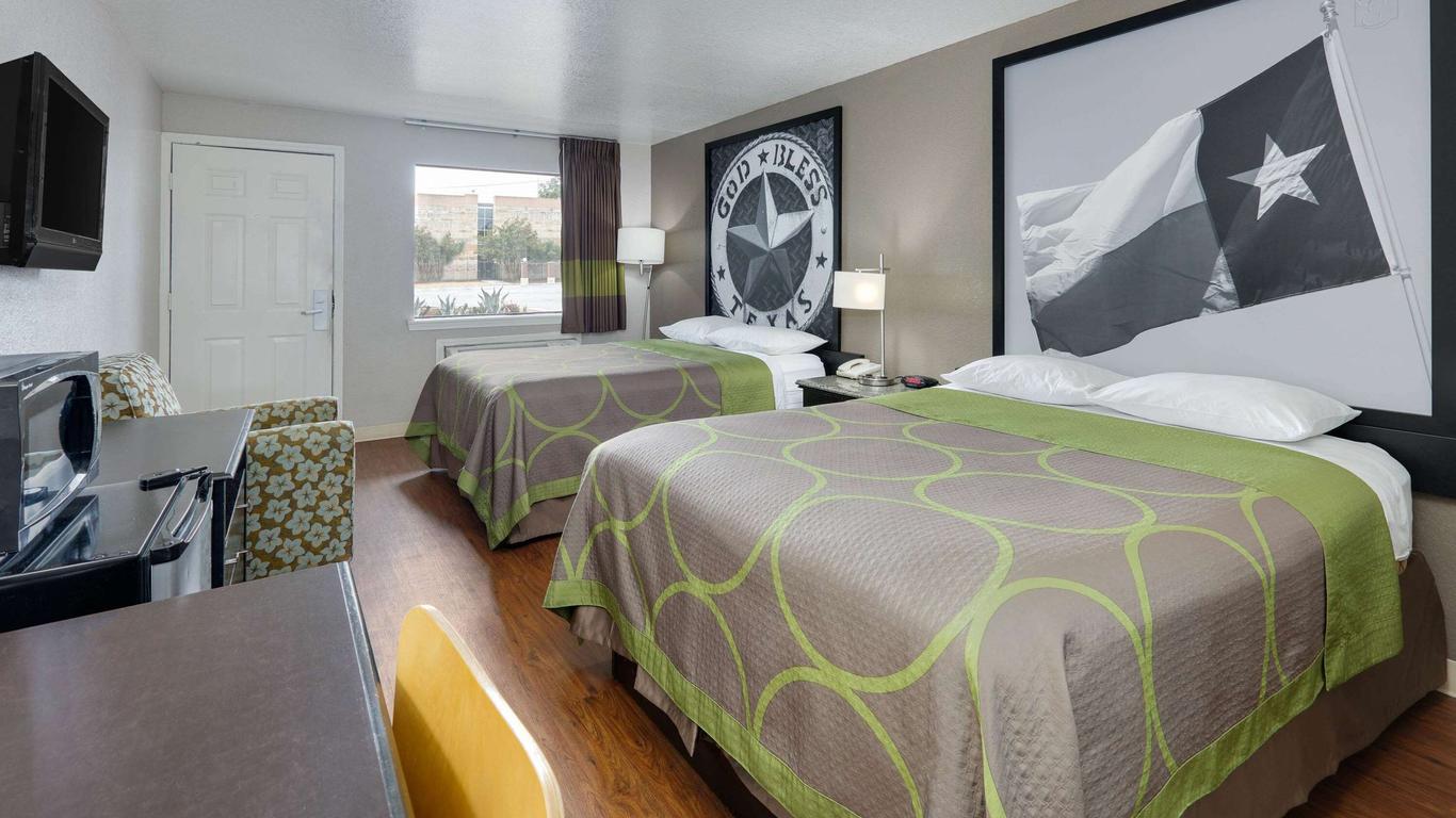 Super 8 by Wyndham San Antonio Pearl District / Downtown