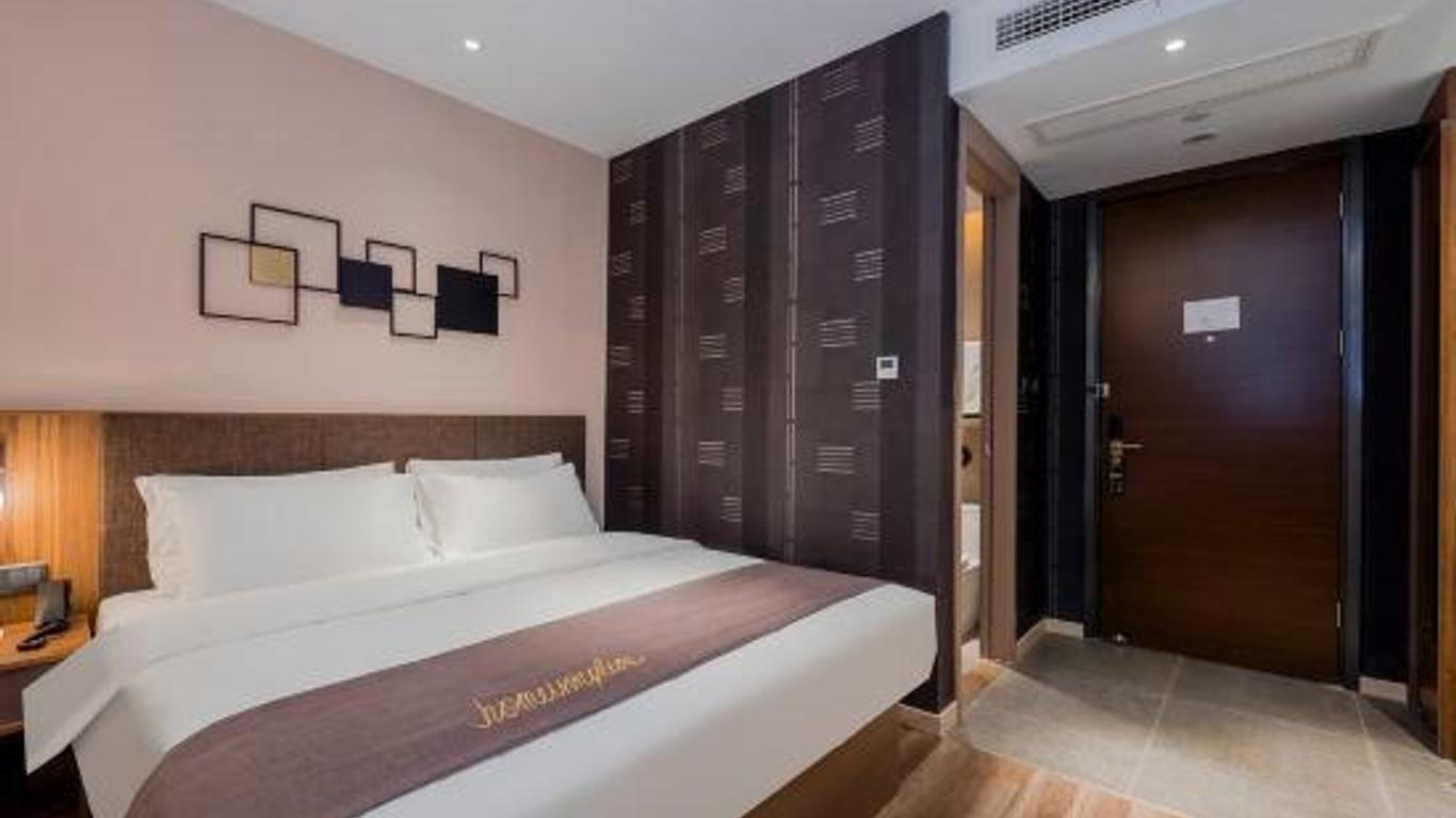 Home Inn Plus Shanghai Railway Staion Yanchang Road Metro Station