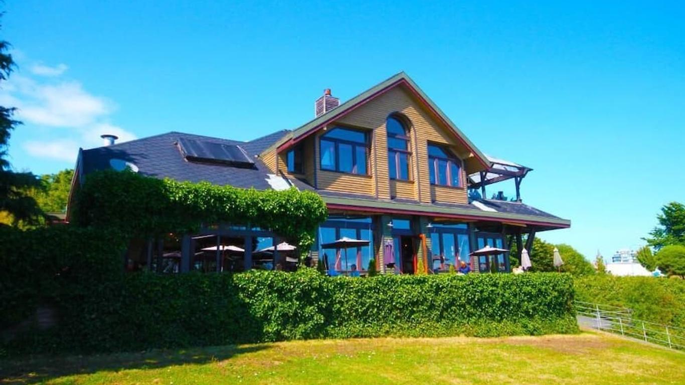 Spinnakers Brewpub & Guesthouses