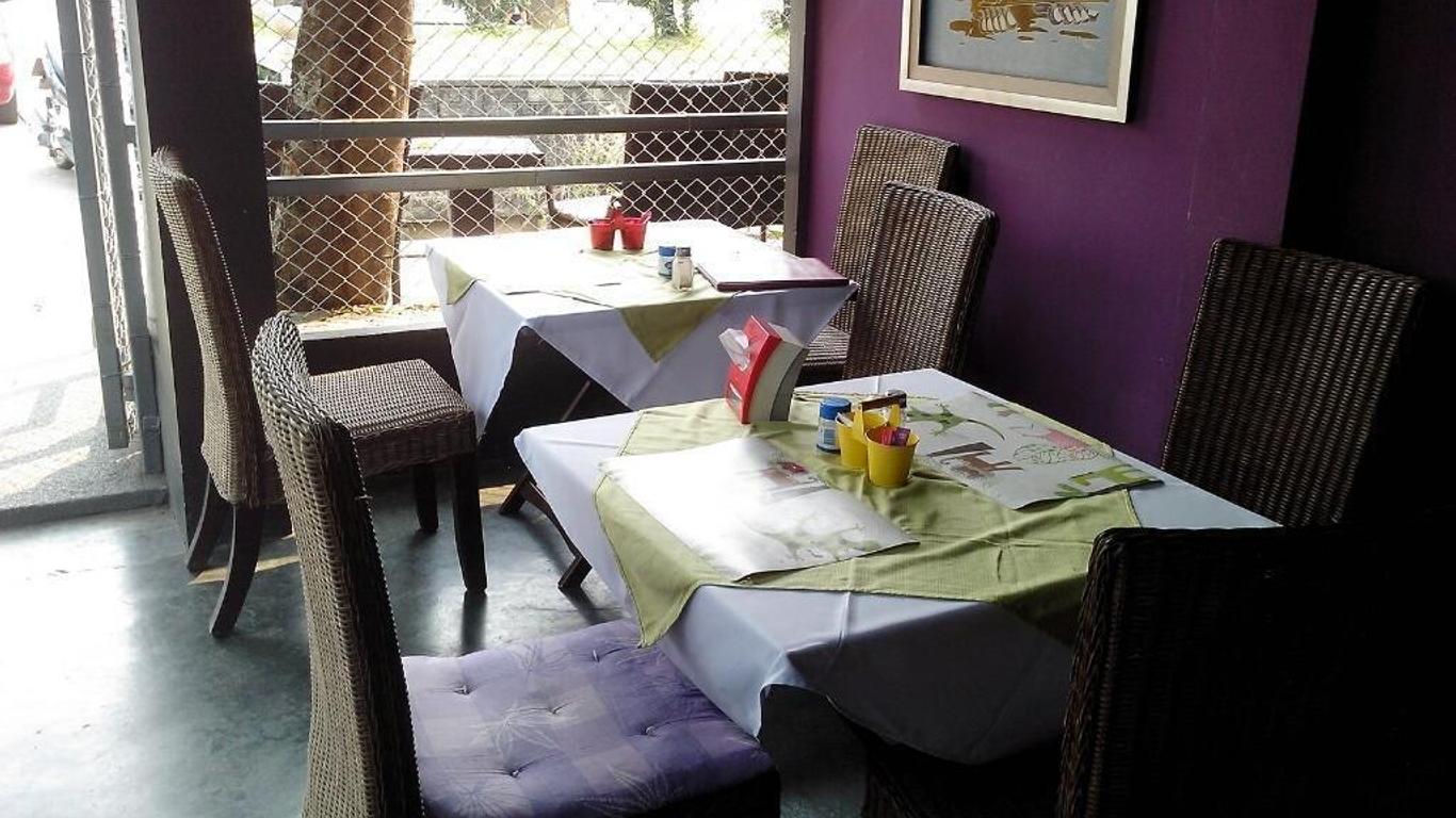 Lek House Hotel