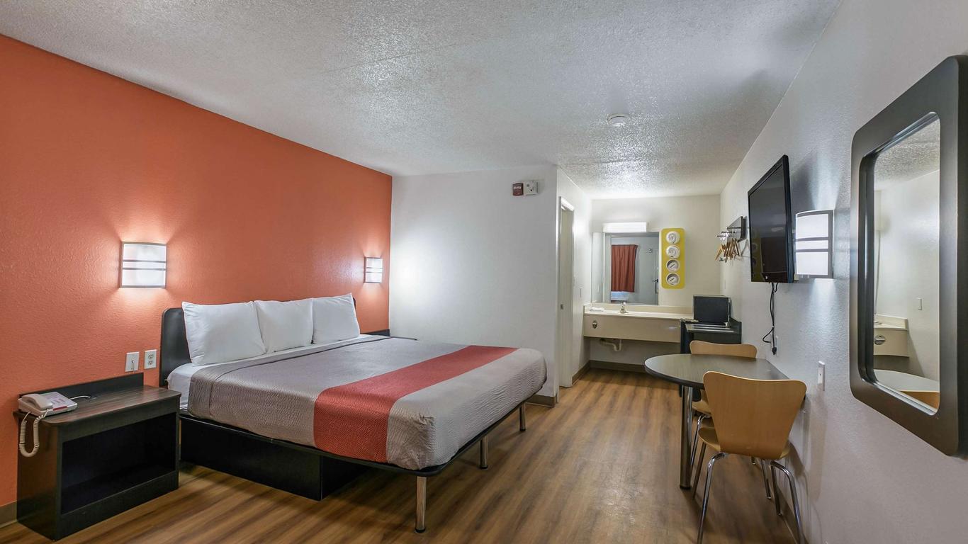 Motel 6 Dothan