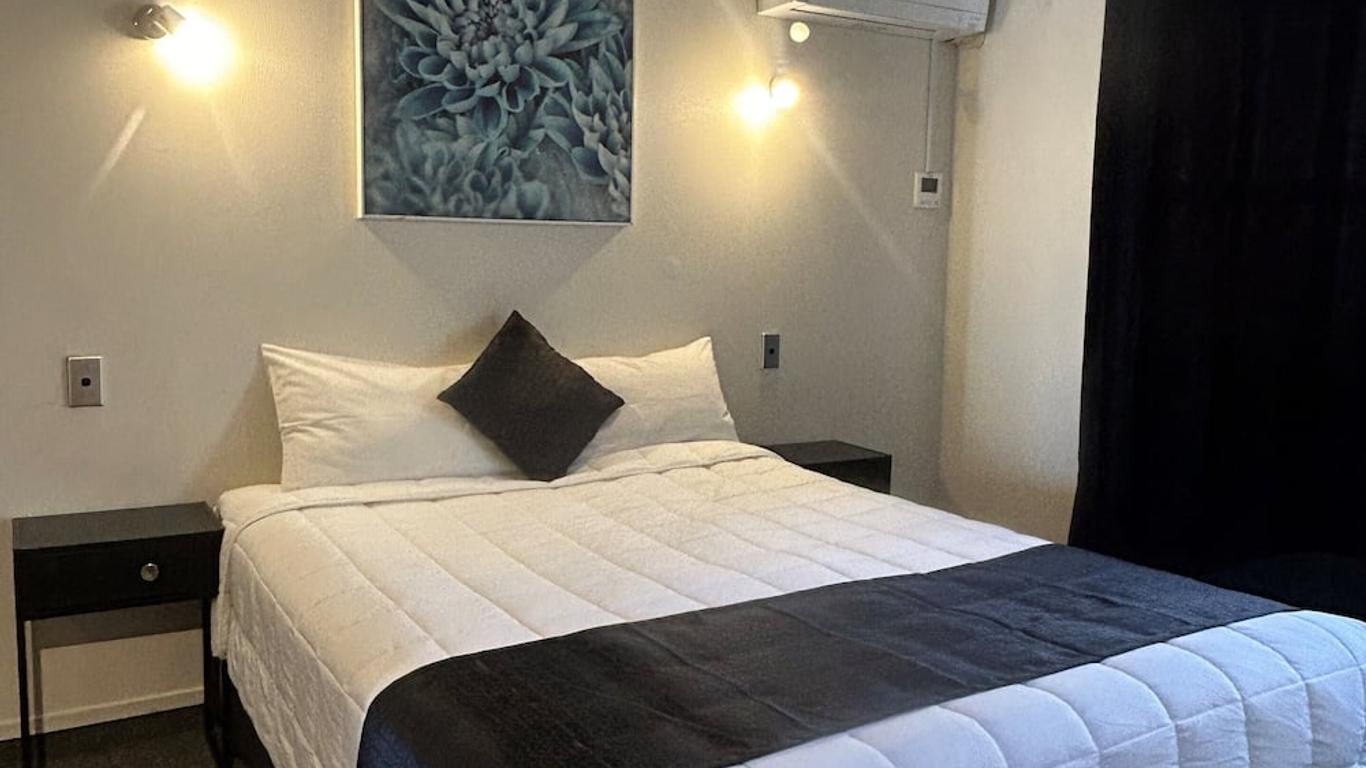 Aquarius Motor Inn