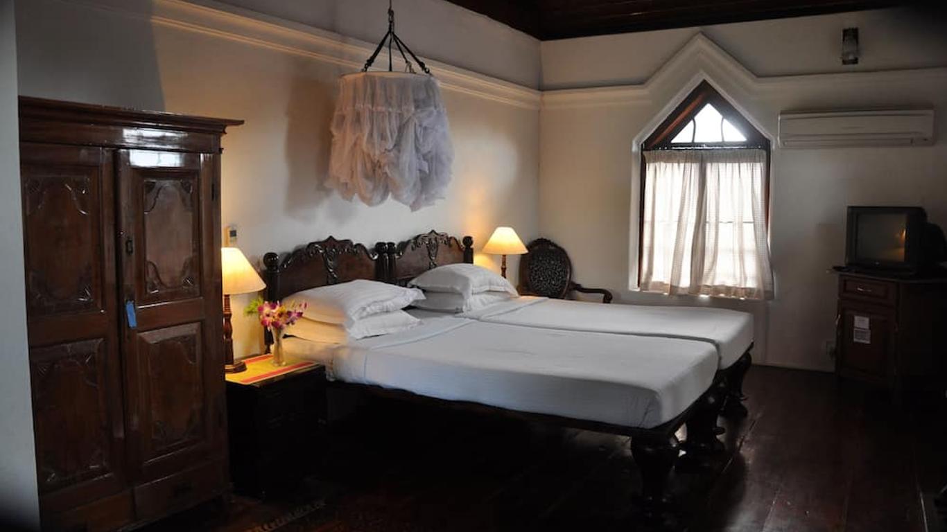 Old Courtyard Hotel