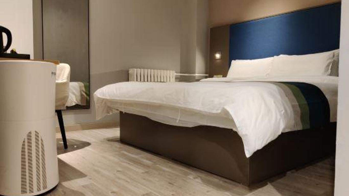 Home Inn Beijing Sihui Baiziwan Metro Station