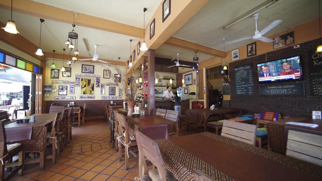 Baan Glang Soi Restaurant & Guesthouse