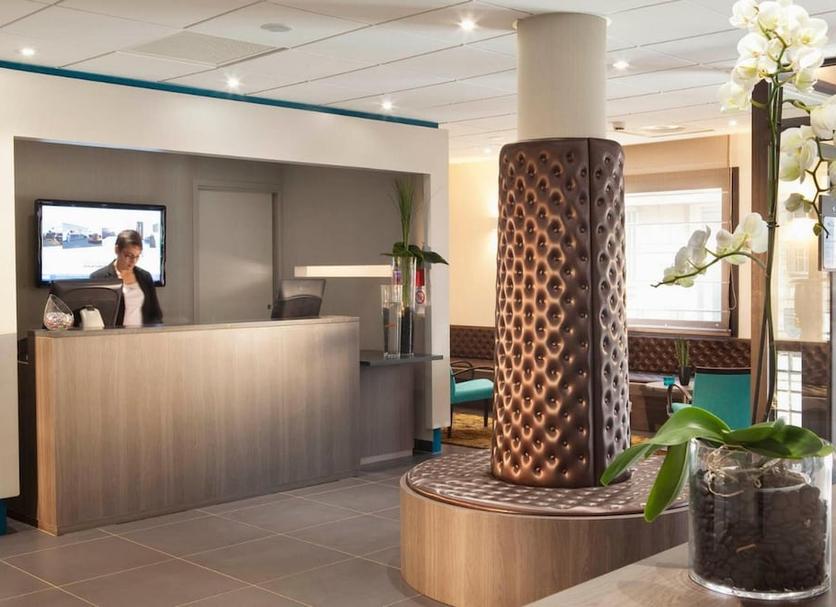 Front desk Photo