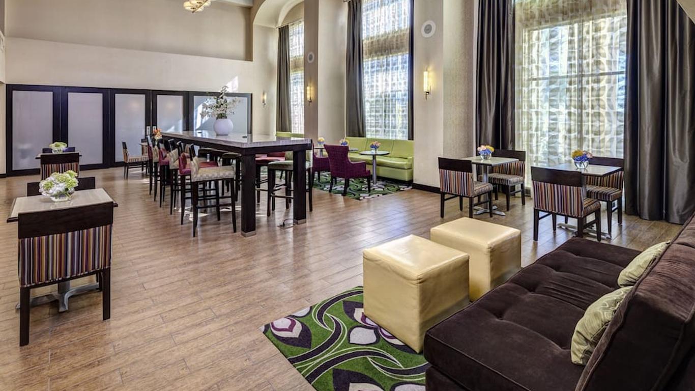 Hampton Inn & Suites Palm Desert