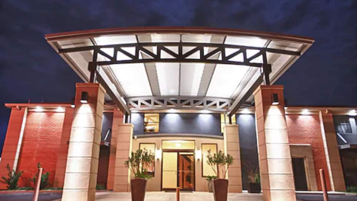 12 Oaks Motor Hotel