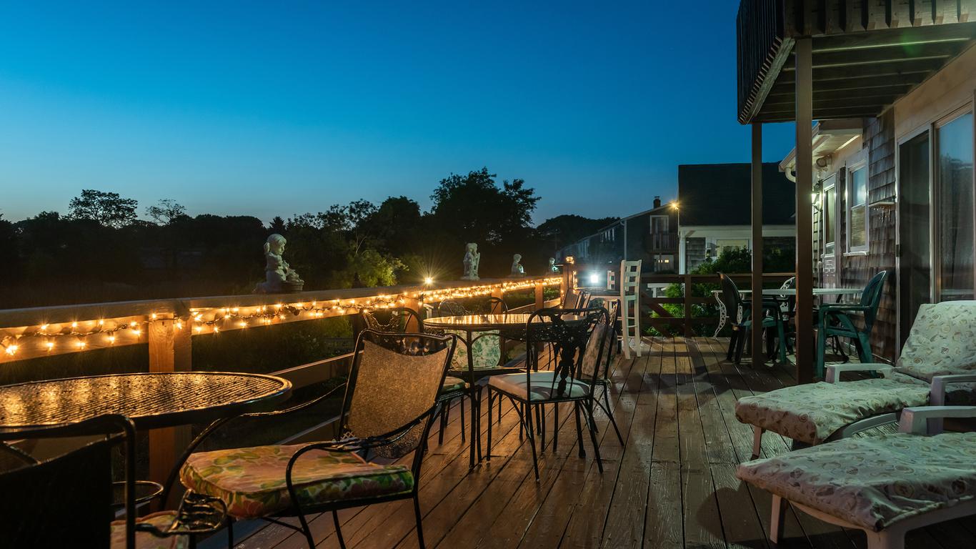 A Cape Cod Ocean Manor Inn